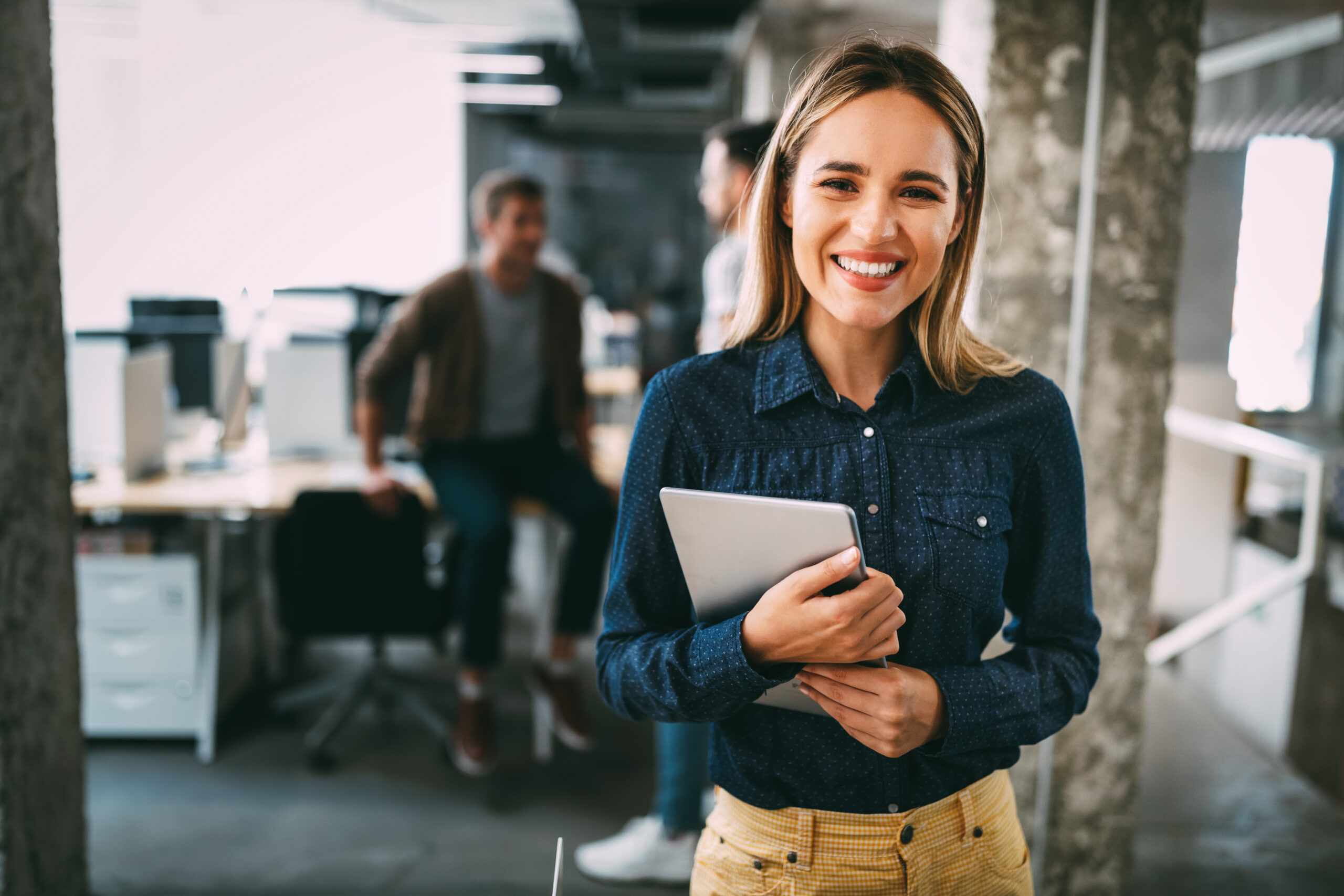 personne souriante au travail